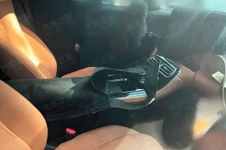 Новый Geely Atlas засняли на фото — он получит новое «лицо» и измененный салон